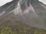 É possível perceber os antigos caminhos de lava no vulcão do Parque Nacional Arenal, na Costa Rica